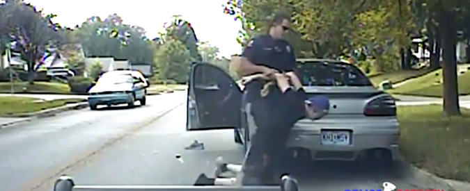 Copertina di Usa, nel 2014 elettrizzò un 17enne fino a mandarlo in coma: agente condannato a 4 anni di carcere