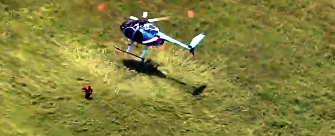 Copertina di Poliziotto salta dall’elicottero e acciuffa il sospetto: l’incredibile inseguimento a Houston