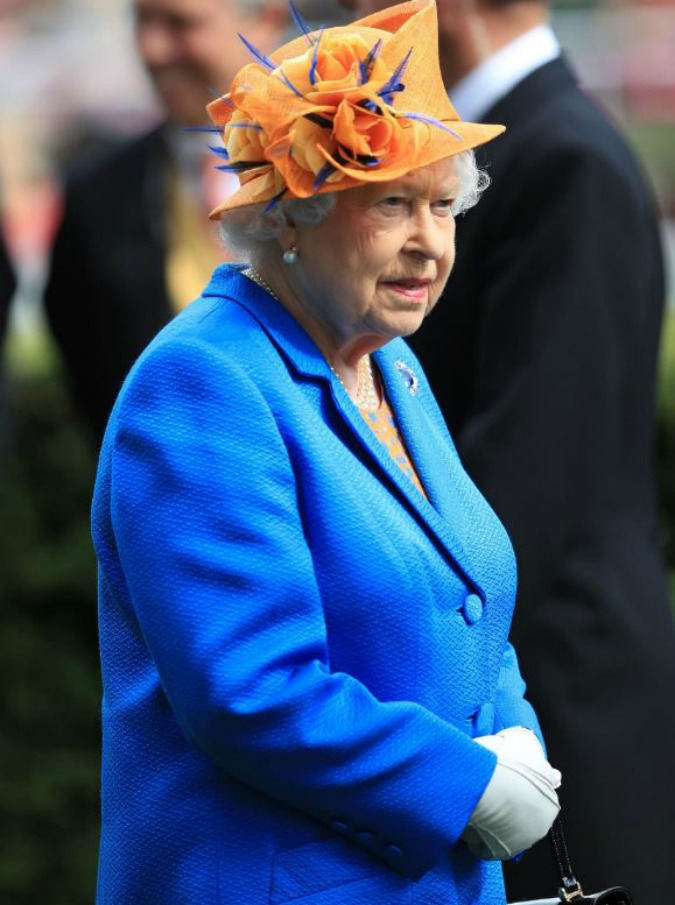 Elisabetta II rimprovera il principe William in pubblico. E la scena diventa un meme