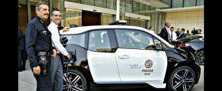 Copertina di Elon Musk, smacco dalla polizia di Los Angeles. I “cops” preferiscono la Bmw elettrica alla Tesla – FOTO