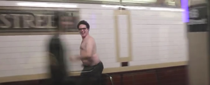 Subway Idiot, l’amore ai tempi della metro: la vita di una coppia che rincorre il vagone