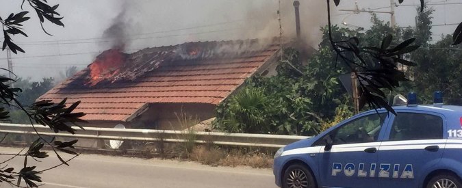 Copertina di Incendi Sicilia, fiamme a Palermo. Case evacuate e autostrade chiuse, vento blocca i soccorsi. Trenta feriti