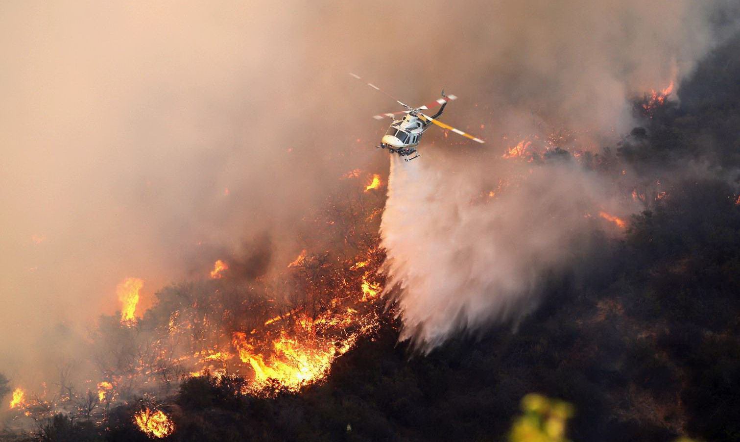 Самолет тушит пожар. Бе 200 тушит пожар. Вертолет для тушения пожаров. Тушение лесного пожара с вертолета. Самолёт для тушения лесных пожаров.