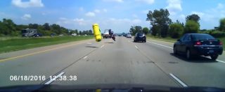 Copertina di Minnesota, rimorchio perde il carico e travolge il motociclista sull’autostrada