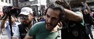 Copertina di Turchia, tensione a Istanbul: la polizia attacca con i lacrimogeni il Gay Pride