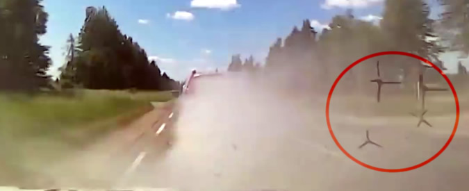 Copertina di Inseguimento in auto alla James Bond: fuggitivo in Lituania lancia fumo e chiodi contro i poliziotti