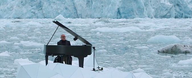 Ludovico Einaudi, l’inedito suonato fra i ghiacci. Con Greenpeace per salvare l’Artico