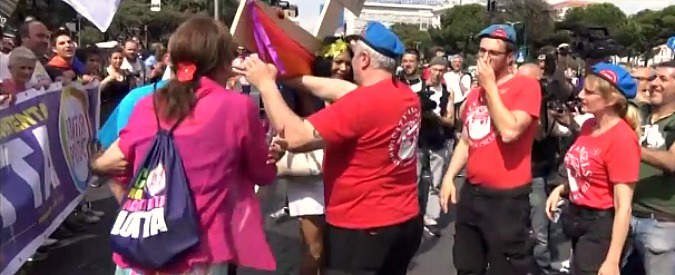 Copertina di Pride a Roma, Luxuria sbotta contro la trans: “Via quella croce, è offensivo”. La fermano