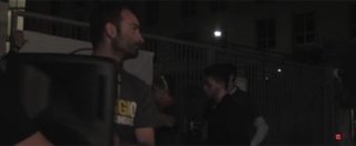 Copertina di Elezioni, caos al comitato della Raggi, si trasloca fuori davanti ad un garage