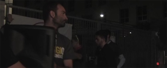 Copertina di Elezioni, caos al comitato della Raggi, si trasloca fuori davanti ad un garage