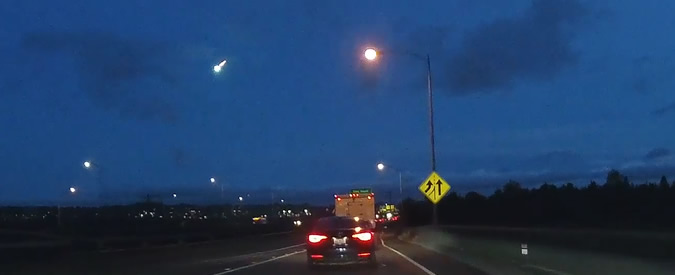 Copertina di Meteorite illumina il cielo di Washington: il lampo nella notte ripreso da un automobilista