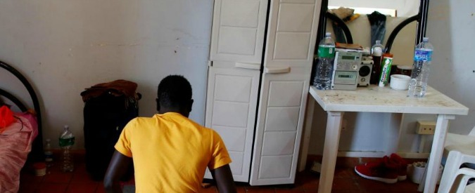Migranti, lite per una porta che sbatte nella stanza adibita a moschea: profugo ucciso a coltellate in centro accoglienza