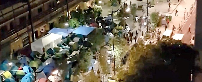 Copertina di Migranti, violenze a Parigi. 200 accampati in centro città, scene da guerriglia urbana