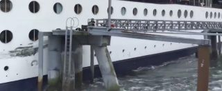 Copertina di Alaska, nave da crociera sbaglia attracco: lo schianto contro il molo. Danni per 3 milioni di euro