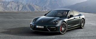 Copertina di Porsche Panamera, la nuova generazione è più soda e muscolosa. Come una 911… – FOTO e VIDEO
