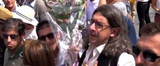 Copertina di Virginia Raggi e il mazzo di fiori di Gabriele Paolini: “Raggi di sole su Roma, auguri”