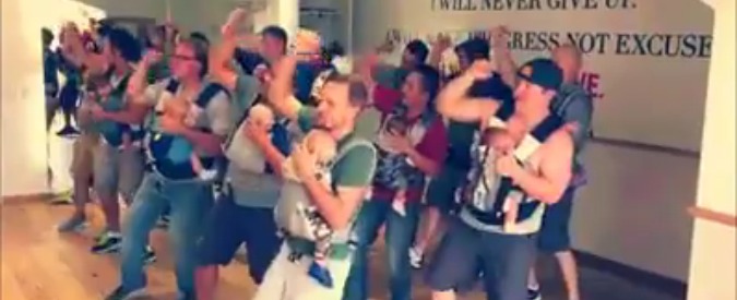 San Diego, i papà ballano con i neonati nel marsupio: il video diventa virale