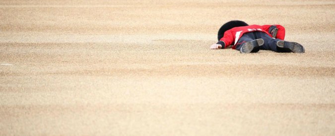Copertina di Uk, parata per i 90 anni della Regina Elisabetta: guardia sviene durante la cerimonia