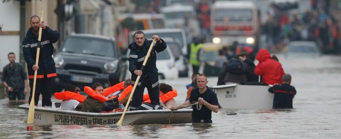 Copertina di Maltempo Francia, la piena della Senna tocca i sei metri. Rientra l’allarme rosso ma si temono altre vittime. Evacuate centinaia di persone, 20mila senza corrente