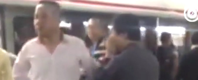 Copertina di Cina, cellulare sotto la gonna in metro. Passeggero se ne accorge e partono gli schiaffi