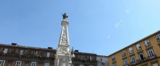 Copertina di Napoli, si arrampica su obelisco nel centro storico e cade: morto studente 23enne