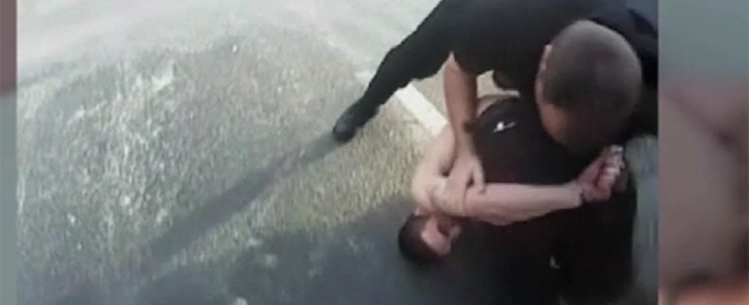 Copertina di Usa, polizia violenta: rimane paralizzato dopo le percosse ricevute mentre era in manette