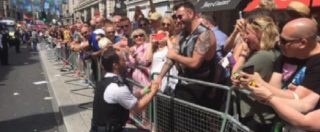 Copertina di Gay Pride a Londra, poliziotto chiede al compagno di sposarlo durante la parata