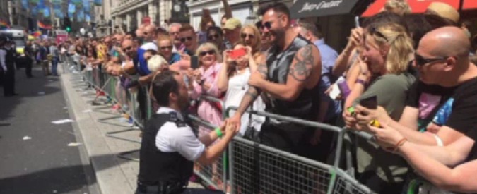 Copertina di Gay Pride a Londra, poliziotto chiede al compagno di sposarlo durante la parata