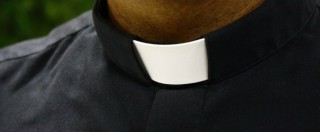 Calenzano, arrestato prete di 70 anni: “Sorpreso semi nudo in auto con bimba”. Lui si difende: “Ha preso lei l’iniziativa”