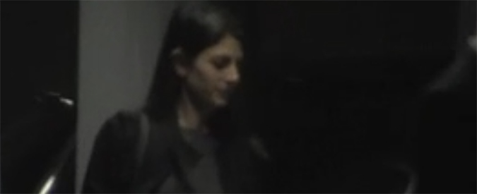 Copertina di Amministrative 2016, l’arrivo della Raggi al suo comitato elettorale