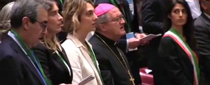 Copertina di Raggi e Boschi, gelo all’università pontificia. La ministra ignora la sindaca neoeletta