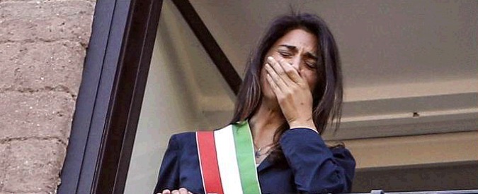 Copertina di Raggi in lacrime sul balcone del Campidoglio. L’emozione tradisce la neoeletta