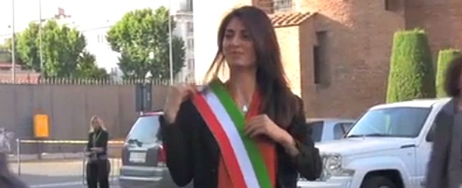 Copertina di Raggi, prima uscita con fascia tricolore alla pontificia Lateranense. In auto elettrica