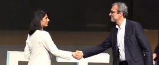 Copertina di Roma, Raggi e Giachetti si sfidano tra gelide strette di mano. Poi lei lascia la sala