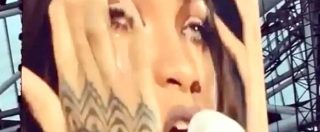 Copertina di Rihanna in lacrime sul palco, i fan di Dublino la commuovono. Ecco l’interruzione