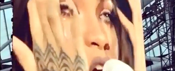 Rihanna in lacrime sul palco, i fan di Dublino la commuovono. Ecco l’interruzione