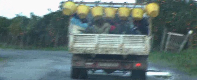 Copertina di Servizio Pubblico, il reportage da Rosarno fra arance e caporalato