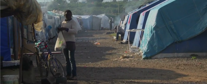 Copertina di Rosarno, nella tendopoli un migrante accoltella un carabiniere. Che gli spara e lo uccide