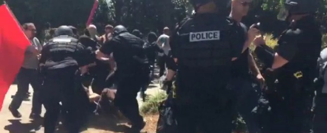 Copertina di California, scontri a Sacramento durante raduno neonazista: 10 feriti