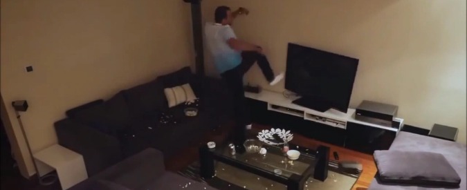 Copertina di “Toccatemi tutto, ma non la partita di calcio”: lo scherzo di una moglie si trasforma in un catastrofe