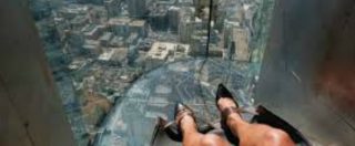 Copertina di Los Angeles, tuffo da brivido sullo Skyslide: lo scivolo trasparente a 300 metri d’altezza