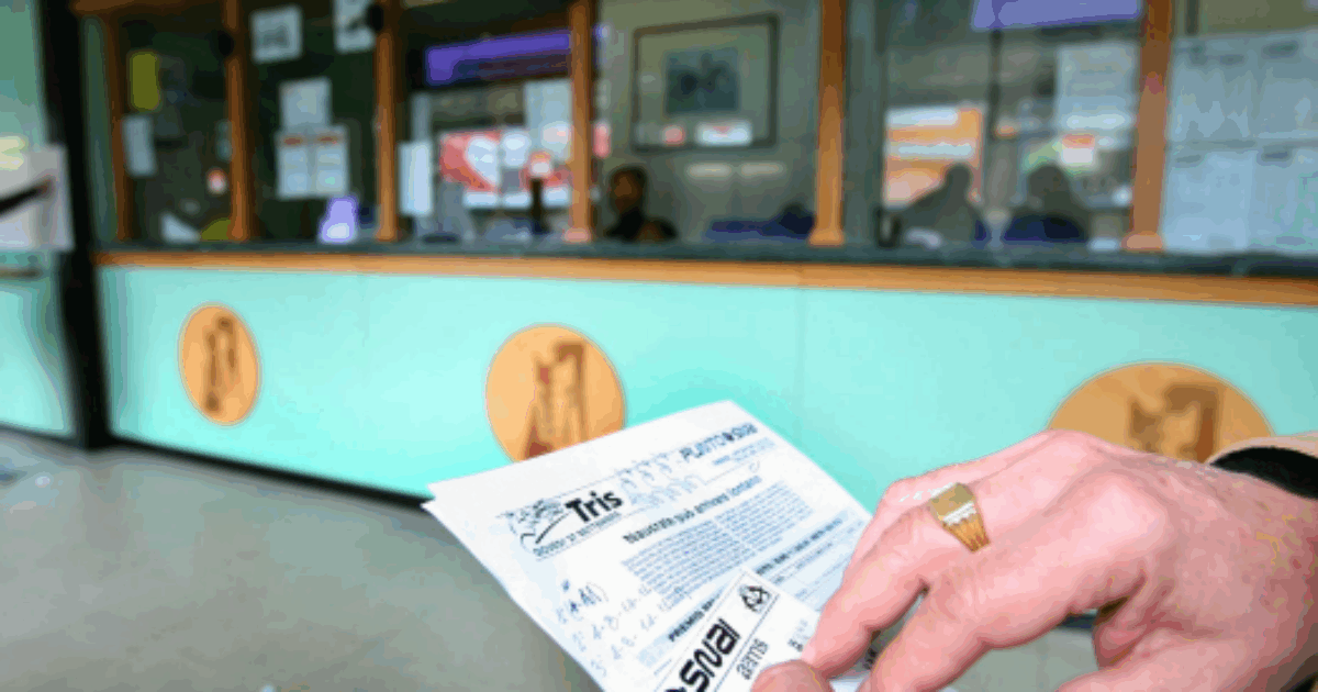 Lava i vestiti vecchi e trova il biglietto vincente della scommessa dopo 16 anni. L’uomo corre in agenzia per riscuotere il premio di 70 euro