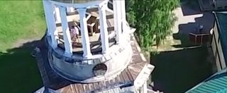 Copertina di Sesso sul campanile, beccati dal drone. La scena poco ortodossa dal monastero russo