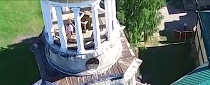 Copertina di Sesso sul campanile, beccati dal drone. La scena poco ortodossa dal monastero russo