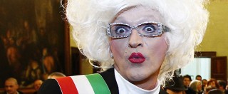 Copertina di Moglia (MN), inaugura il parco giochi intitolato alla drag queen. Estrema destra: “Madame Sisi venga in abiti civili”