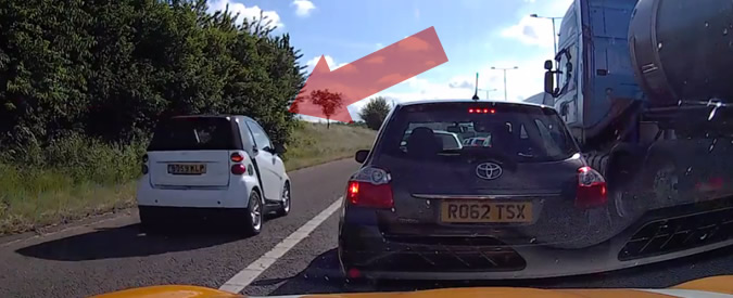 Copertina di Furbetti al volante: Smart salta la fila passando sulla corsia d’emergenza. Ma viene punita