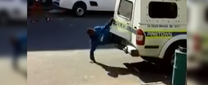 Copertina di Sudafrica, sospettati forzano portellone della volante e scappano. Tra gli applausi dei passanti