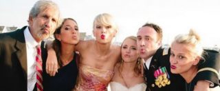 Copertina di Taylor Swift, che sorpresa al matrimonio! Canta per i suoi fan