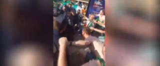 Copertina di Europei 2016, la polizia francese balla con i tifosi irlandesi al ritmo di “Stand up for the french police” (VIDEO)
