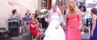 Copertina di Finta sposa trans a Napoli, così Francesca realizza il suo sogno: “Lo sposo? Il matrimonio è solo mio”